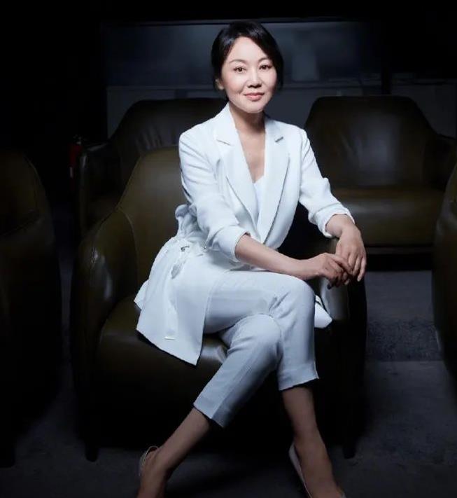 闫妮这哪像是奔五的样子呀红唇乱发配西装还是最美老板娘