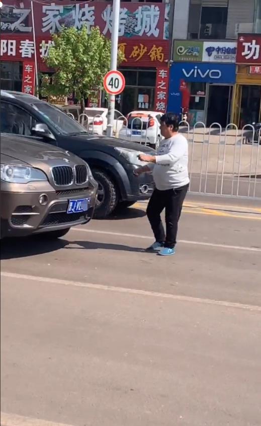 山西吕梁大妈公路拦车要钱发点小财脸都不要网友称必须处理