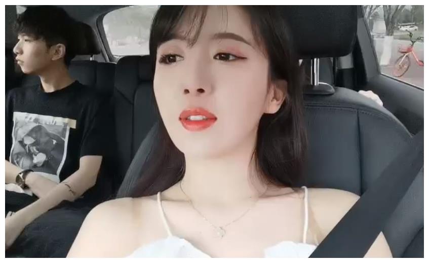呆妹儿户外直播秀大腿却对着粉丝大骂只因被调侃有妊娠纹