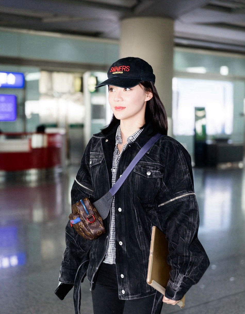 袁姗姗的机场照潮酷十足,简单的牛仔休闲风,一样难掩其好身材!