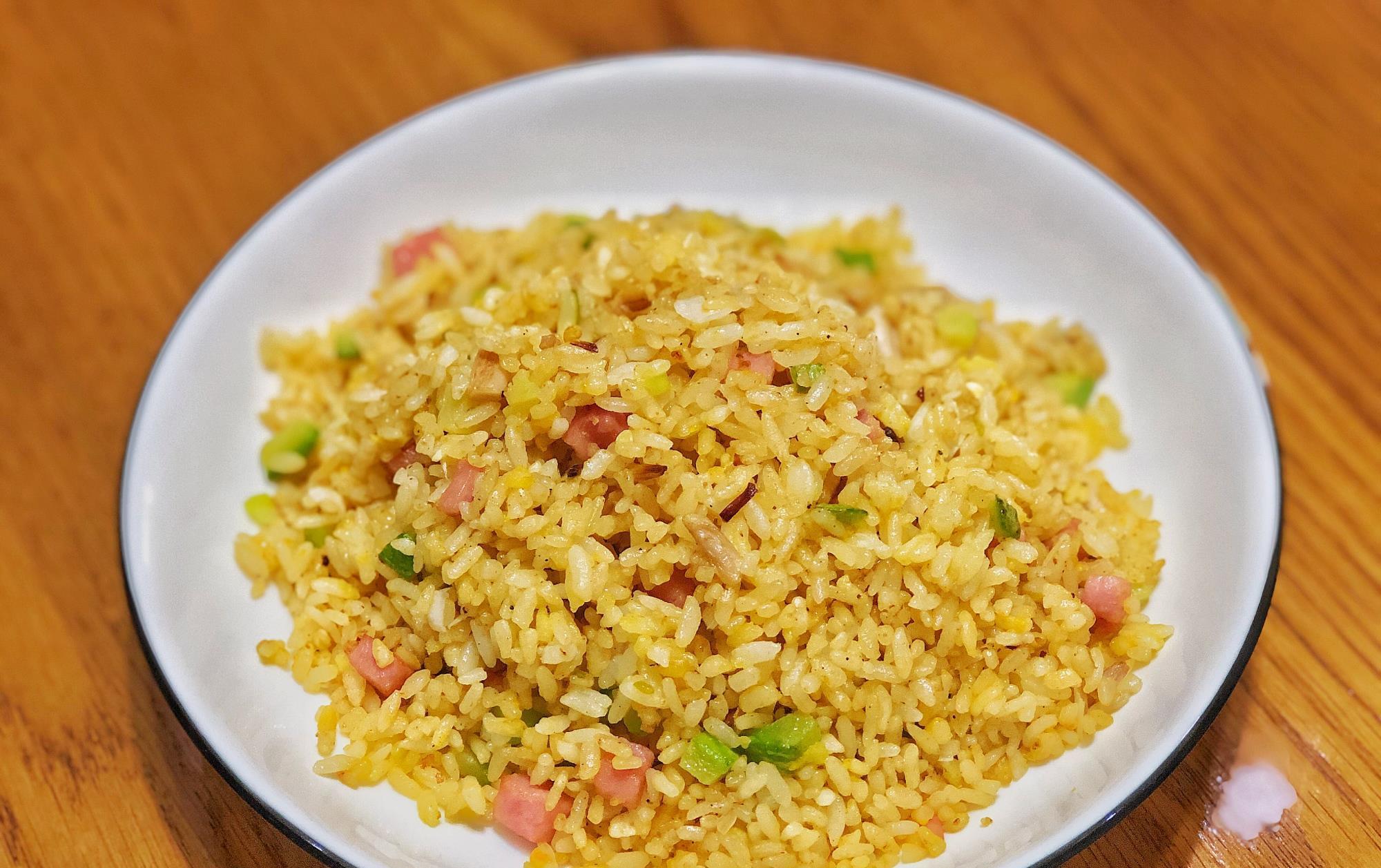 黄金炒饭颗粒分明颜色超美,吃到嘴里的香甜味,勾起温暖的回忆