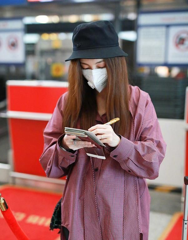 姚笛久违走机场穿衬衫配骑行裤休闲减龄o型腿却意外抢镜