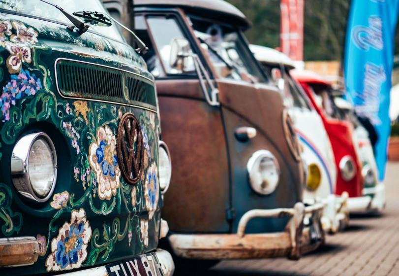 小型的巴士车丑郡马协助拍摄