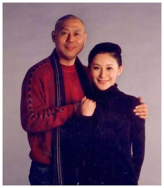 他是娱乐圈中最低调的富豪,90年代开奔驰,在故宫附近住四合院