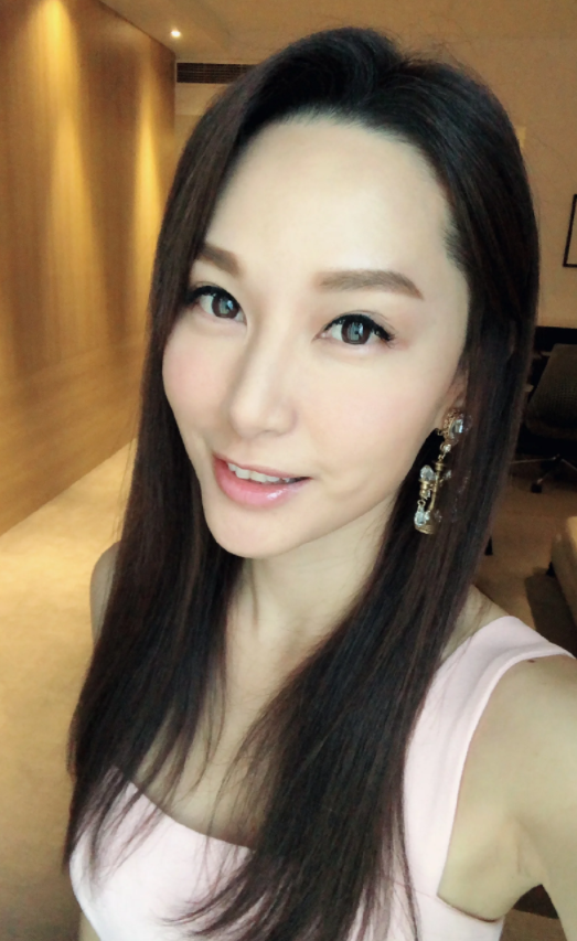 42岁徐子珊罕见现身穿晚装亮相明艳照人退出娱乐圈专心公益