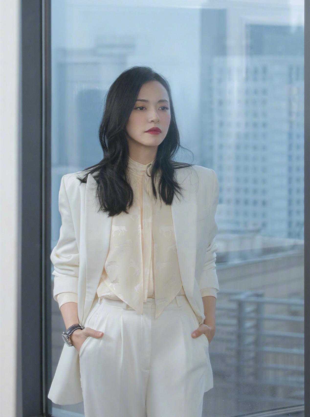 姚晨职场风穿搭真有范儿,白西装时髦干练又不失洒脱,气场强大