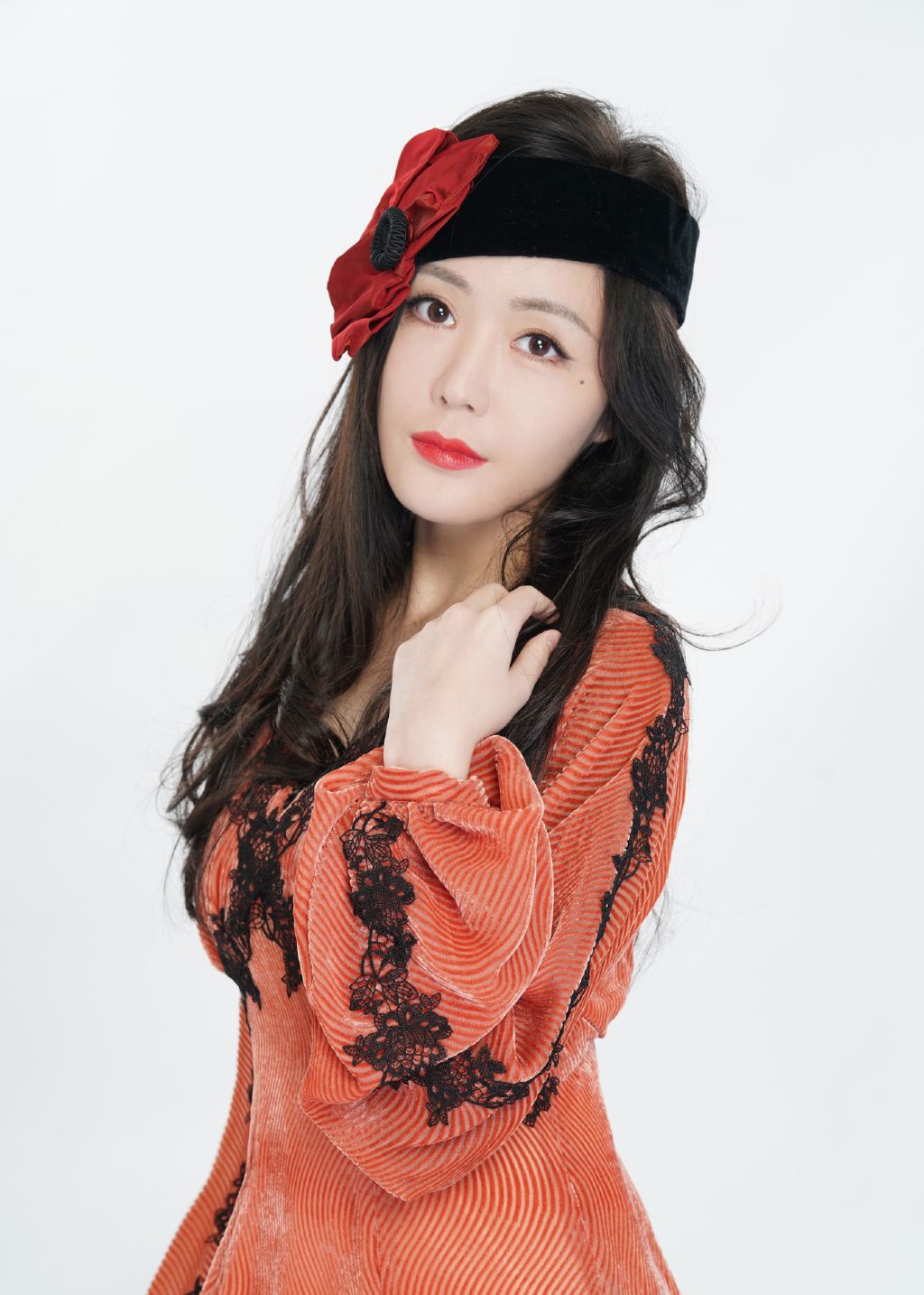 汤晶媚复古造型写真,微卷长发红唇搭配珊瑚色蕾丝花边裙尽显优雅_高清