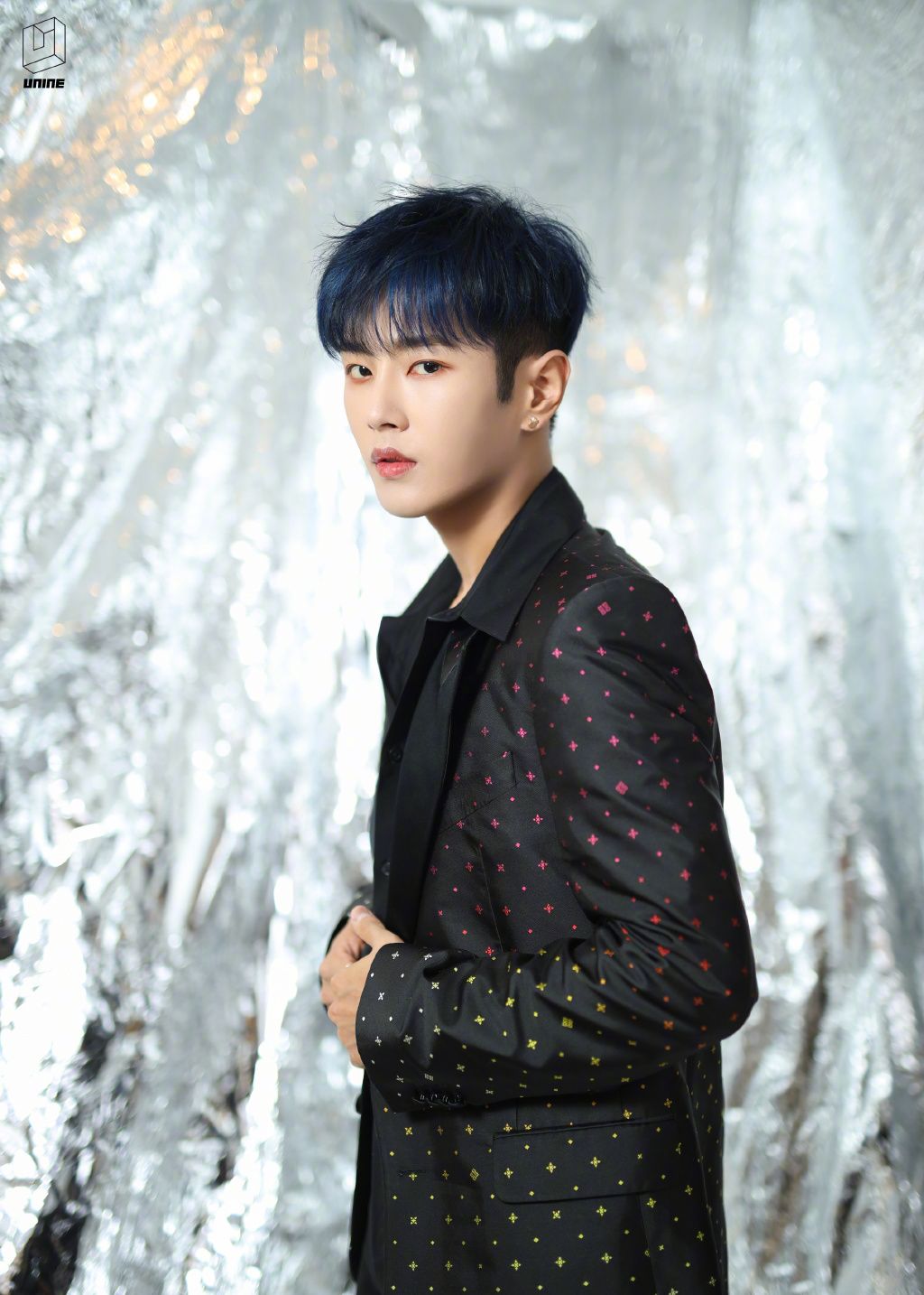 李汶翰蓝发星光造型写真图片