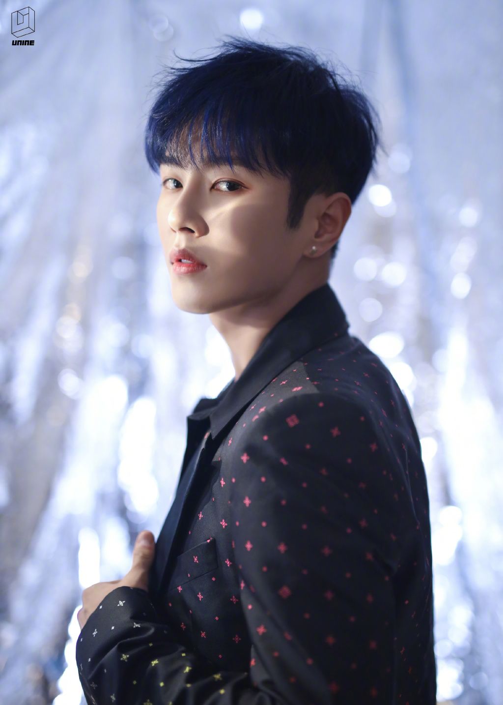 李汶翰蓝发星光造型写真图片