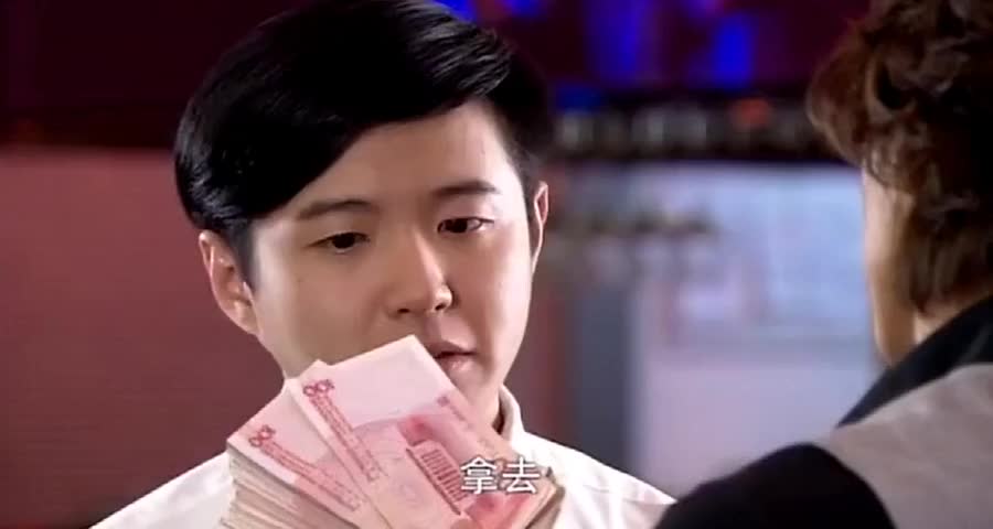 富二代拿钱砸员工的脸总裁奶奶不惯她一巴掌教他做人