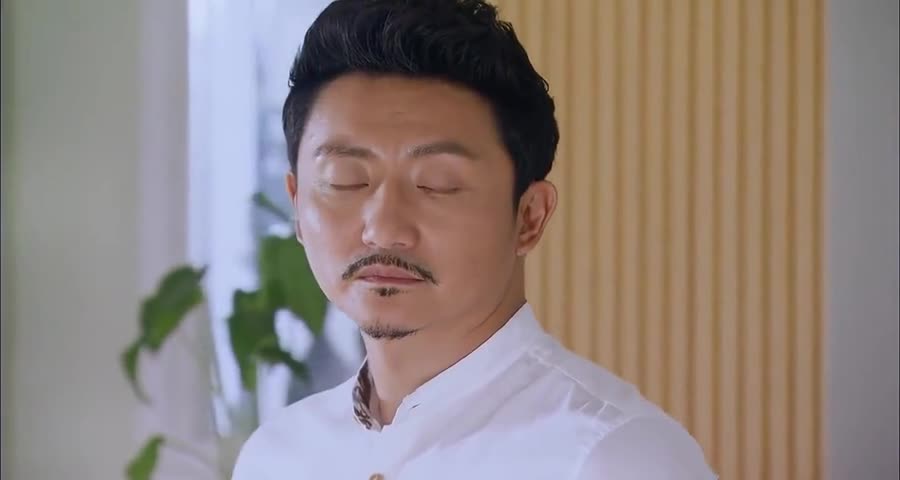 刘展鹏要带茉莉回家吃饭天蓝想带她回外婆家两人为此吵起来