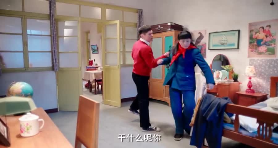 儿子霸占继女房间，后妈偏心帮着儿子，继女直接把他行李全扔出去|娱乐|影视|搞笑_新浪新闻