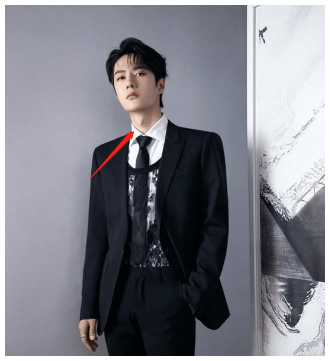 王一博参加顶流盛宴蕾丝内搭西装革履网友脖子上那块是啥