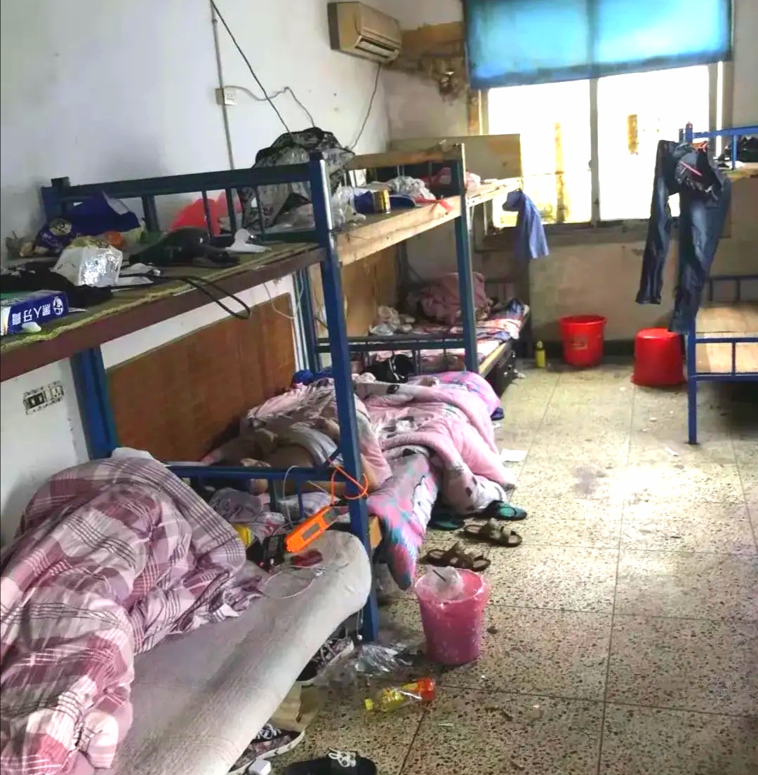 打工仔住集体宿舍的烦恼最怕晚上有人打呼噜打游戏喝酒