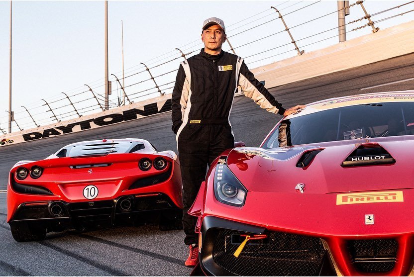 "超跑迷"吴彦祖参加法拉利赛道日活动,亲自试驾感受速度与激情