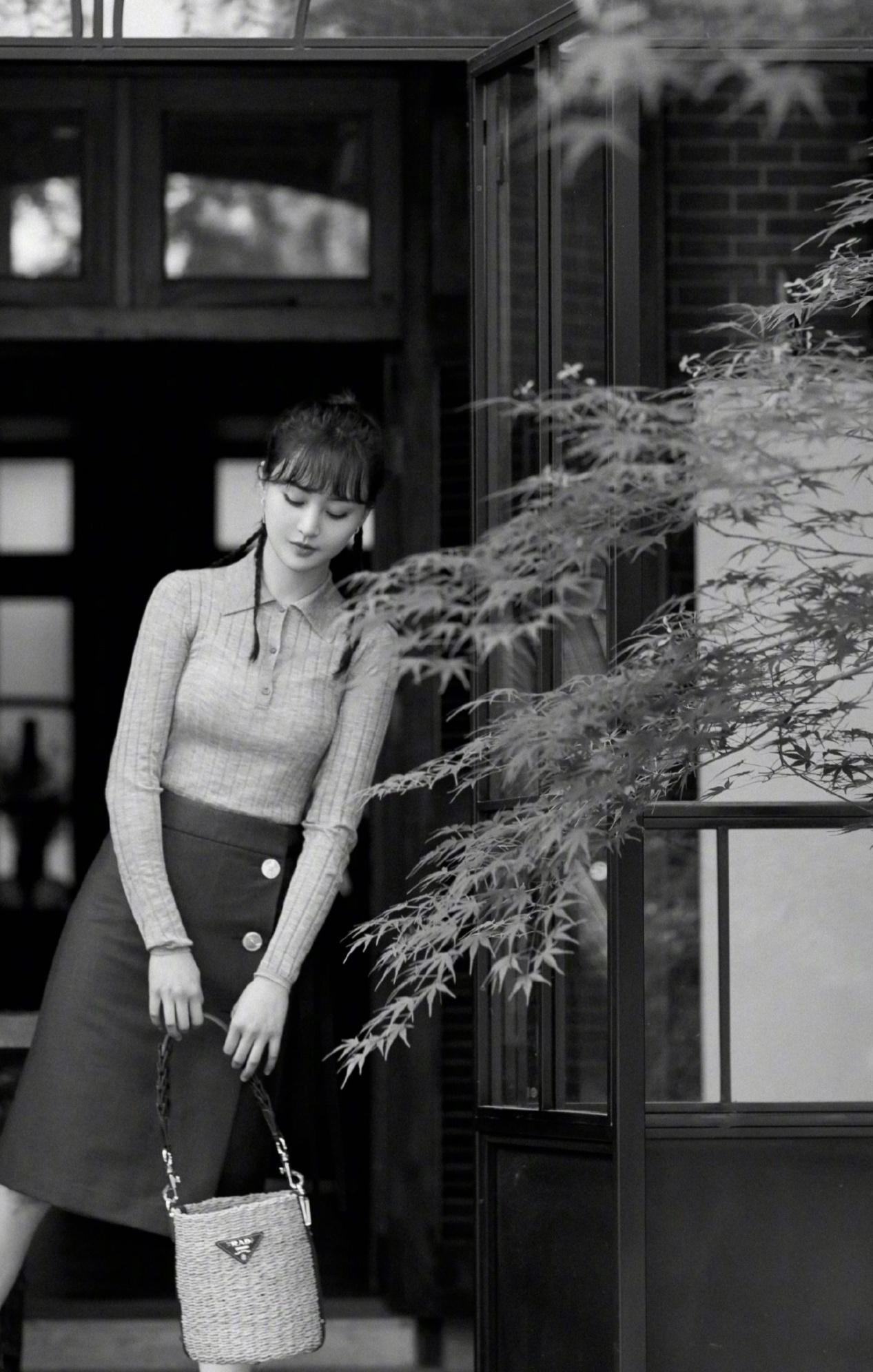 郑爽又晒美照,郑爽粉色长裙搭配彩虹棒棒糖,甜美少女感十足