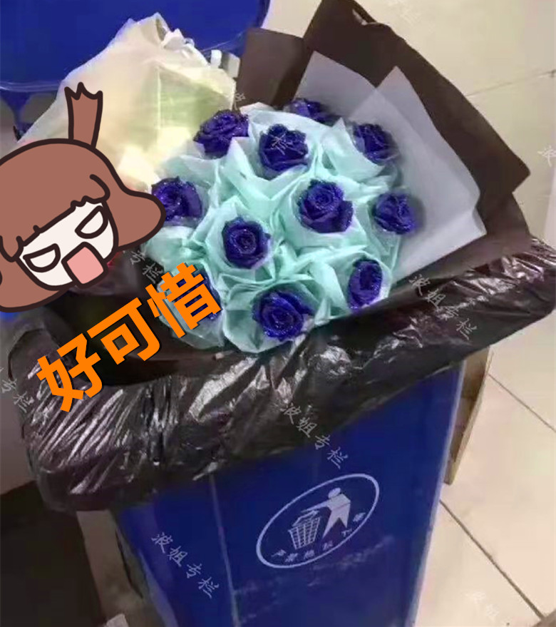 情人节垃圾桶鲜花爆满网友感慨活了这么久连垃圾桶都比不上