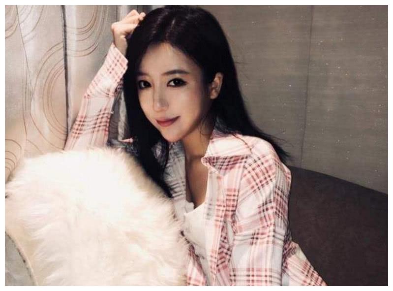 呆妹儿户外直播秀大腿却对着粉丝大骂只因被调侃有妊娠纹