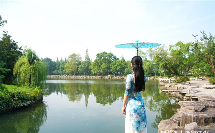 浙江临海有一个东湖,因江南长城而得名,环境清幽,美如明信片