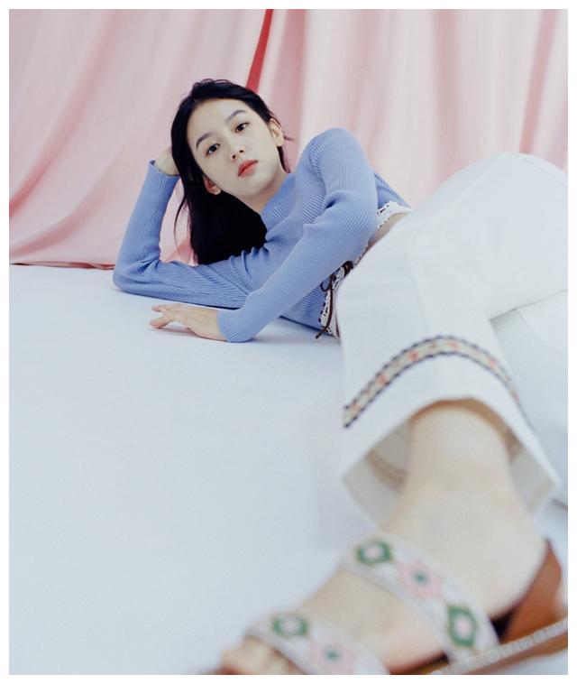 周也亮相快乐大本营,白色亮片连衣裙清新甜美,笑容治愈