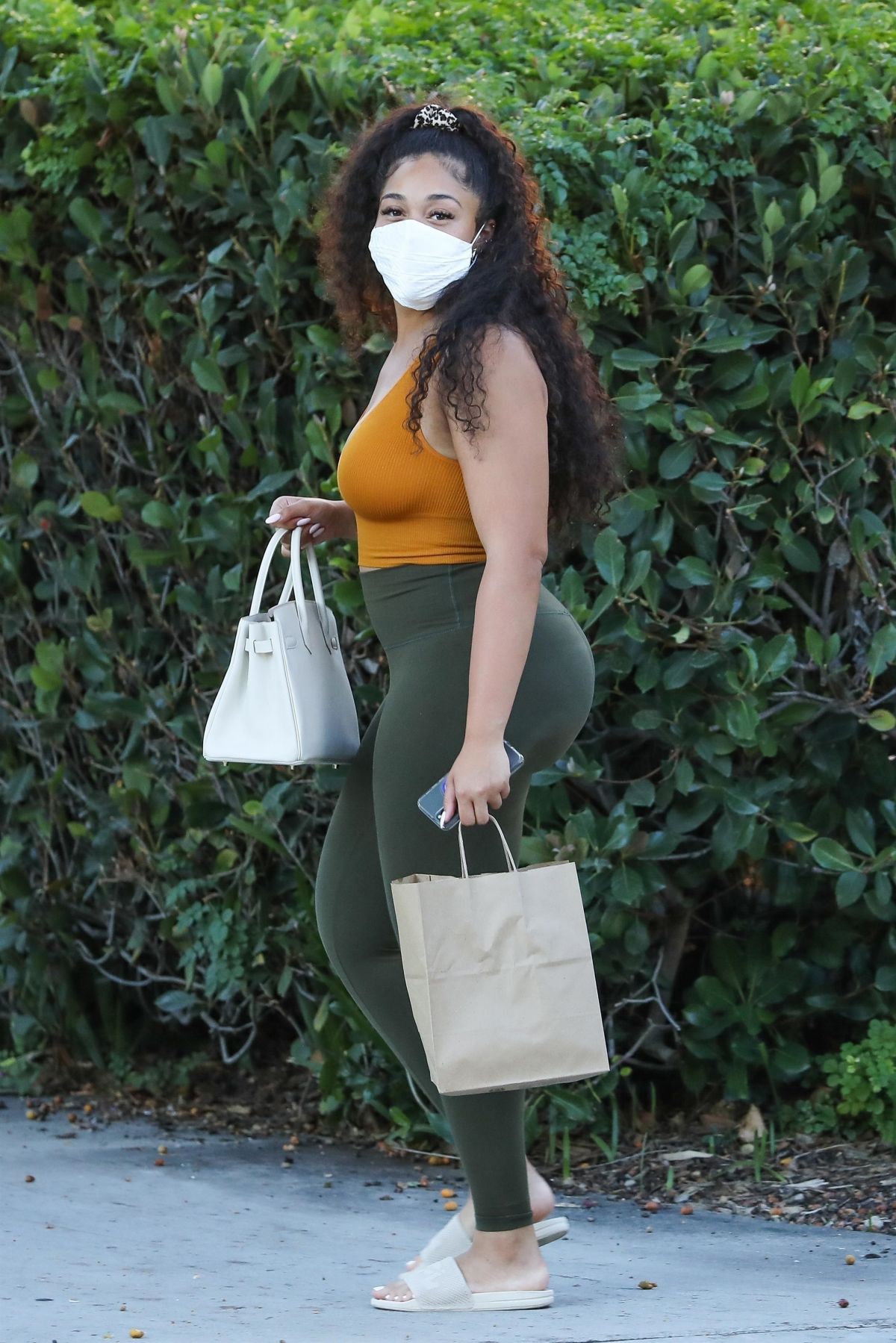 乔丹·伍兹购物归来,背心搭配紧身裤,前凸后翘侧姿迷人