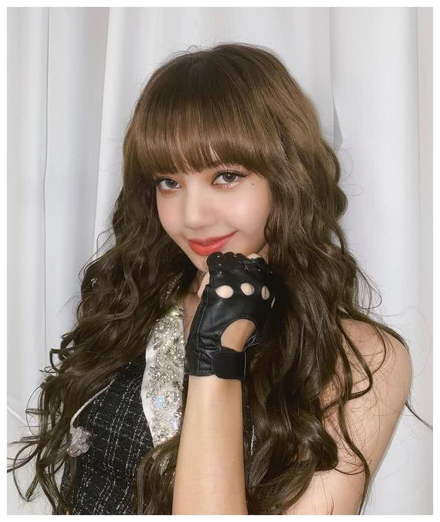 韩国女团blackpink成员lisa晒美照身材高挑被称为人间芭比
