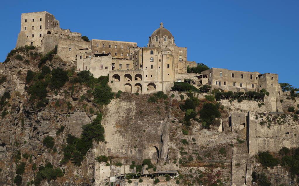 意大利旅游绝对要去这两个地方尤其是景观很美的阿拉贡城堡
