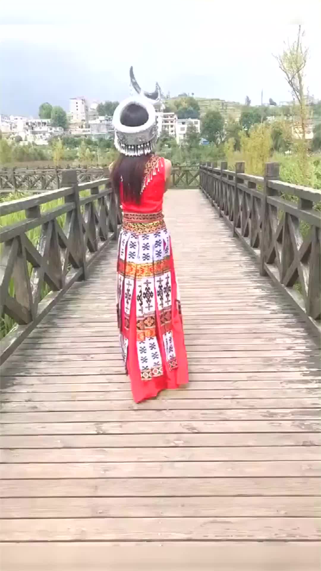 出门偶遇了一个小姐姐穿着少数民族服装只看背影就很好看