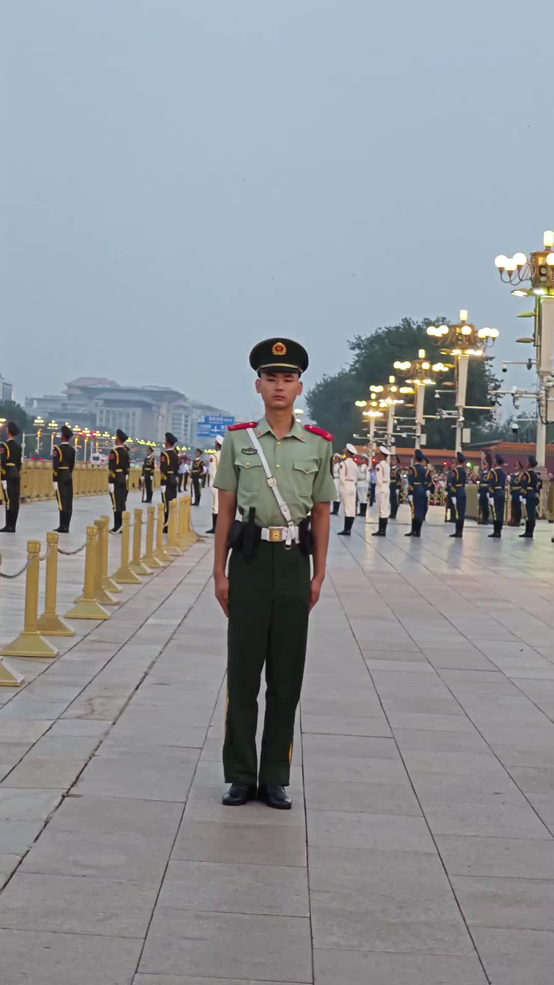 天安门广场升旗仪式结束，仪仗队整齐列队返回驻地！