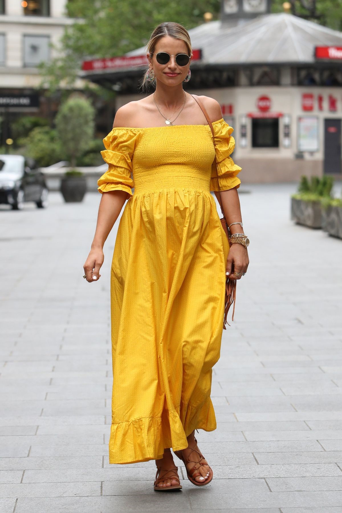 沃格·威廉姆斯逛街,身穿波希米亚长裙,挺孕肚妩媚动人_高清图集_新浪