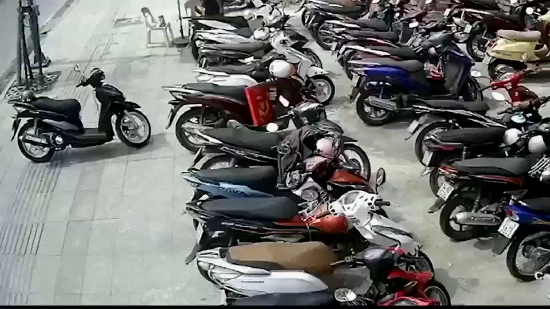 红头盔停车场乱晃 这位一眼看穿他的意图 红头盔停车场乱晃 这位一眼看穿他的意图