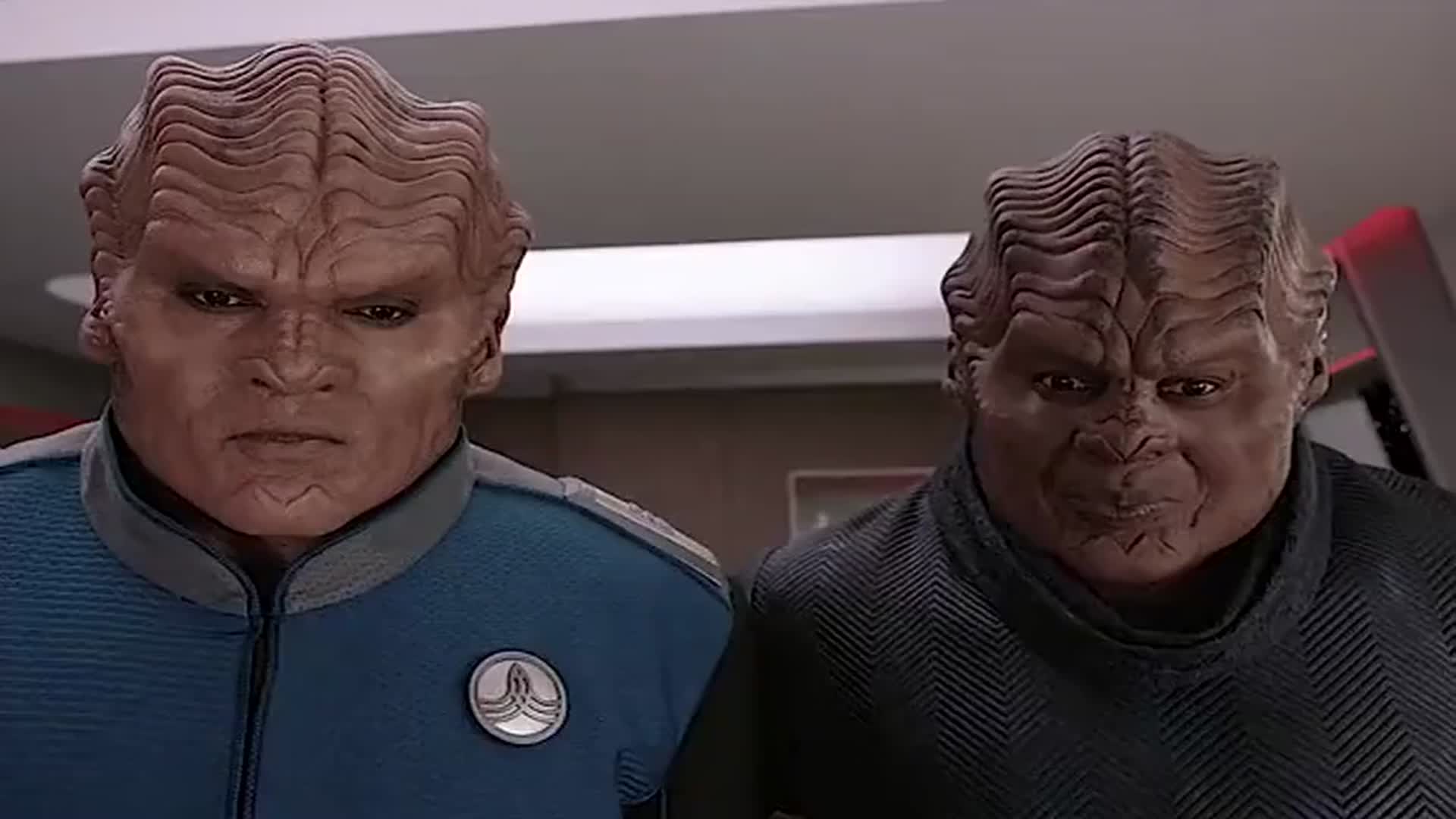 俩外星人抽烟根本停不下来搞笑片段