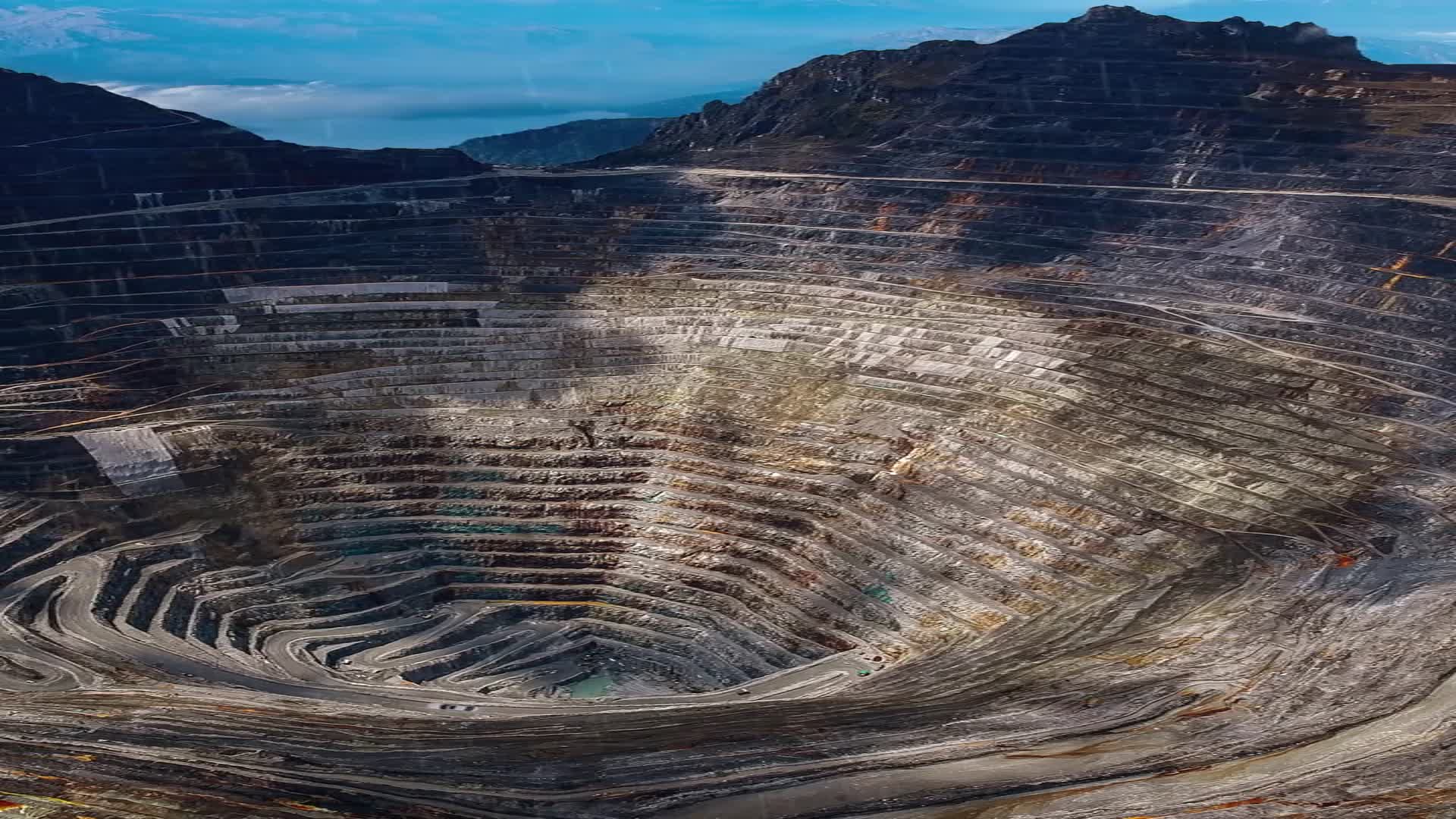 中国"功勋坑"可可托海三号矿坑,曾助推两弹一星升空
