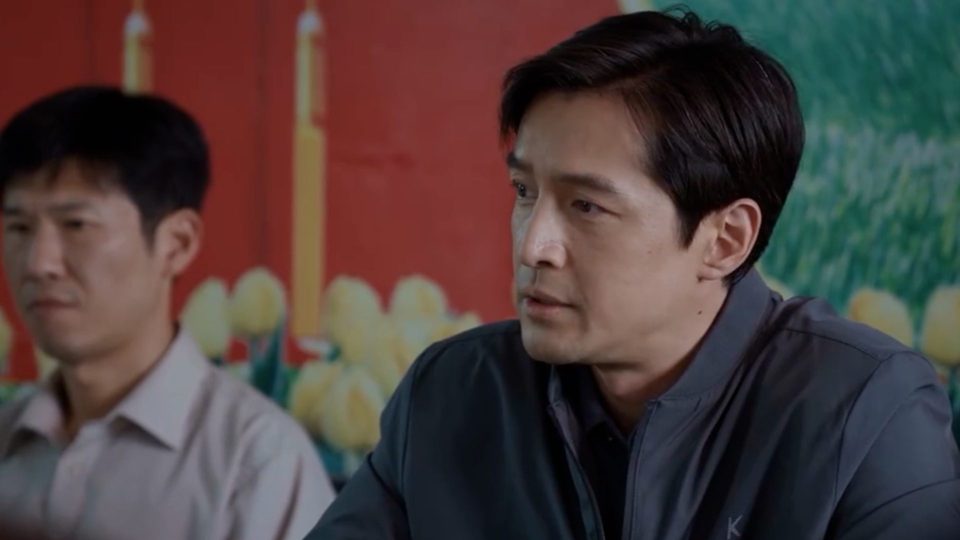 县委大院胡歌当县长太难了动员干部带头迁坟深鞠躬好真诚