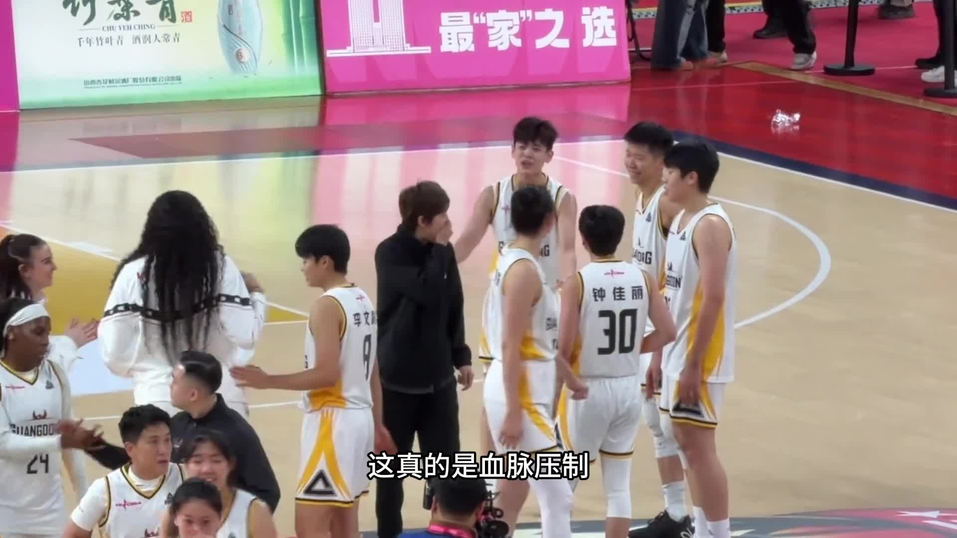 太搞笑！赛后复盘把亲妹妹杨舒予说哭了，杨力维一边走一边偷笑