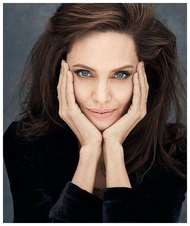 是好莱坞最具传奇色彩的女演员,出身于演艺世家,她拥有德国,法国,捷克