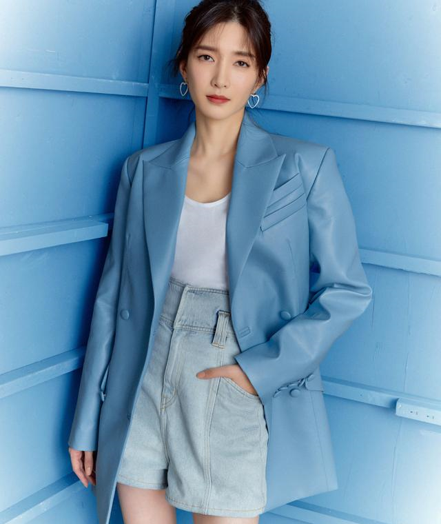 江疏影的衣品也太好了吧，穿蓝色西装配高腰牛仔热裤，显高又显瘦休闲区蓝鸢梦想 - Www.slyday.coM