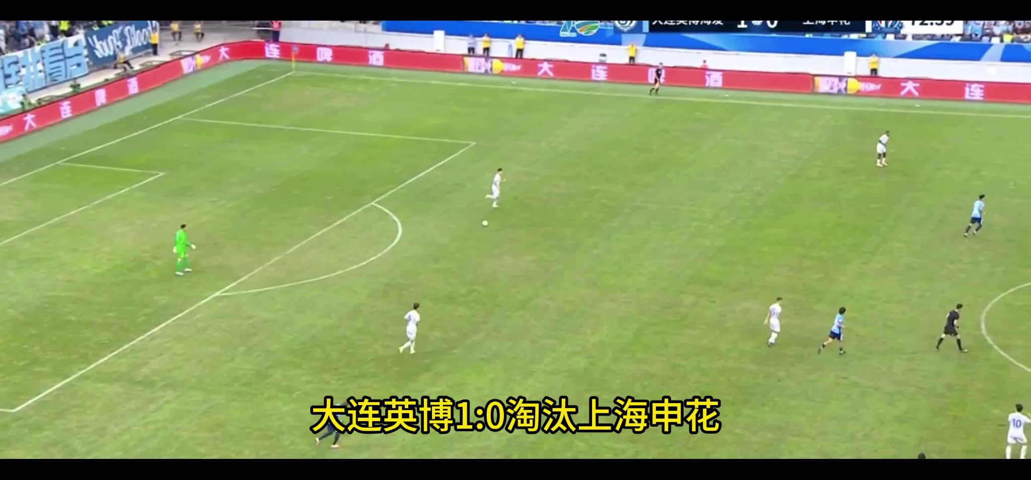 太恶劣！回看申花外援无球状态下暴力踢翻国产后卫 被直接罚下