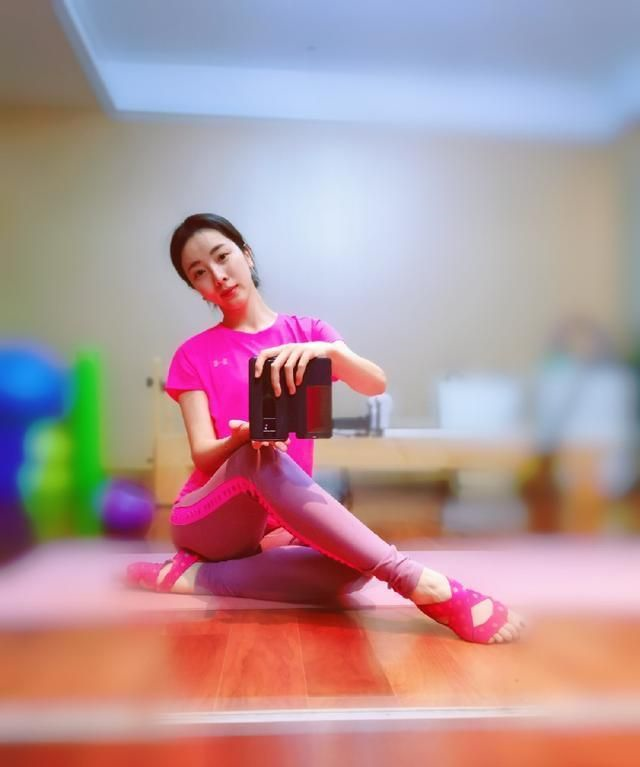 央视主持李思思晒健身照33岁穿芭比粉似少女哪像2个孩子的妈