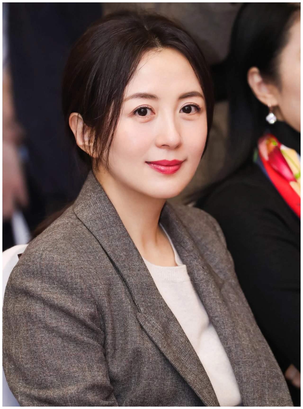 毕竟未婚先子对于一个女明星来说是一个致命的打击.