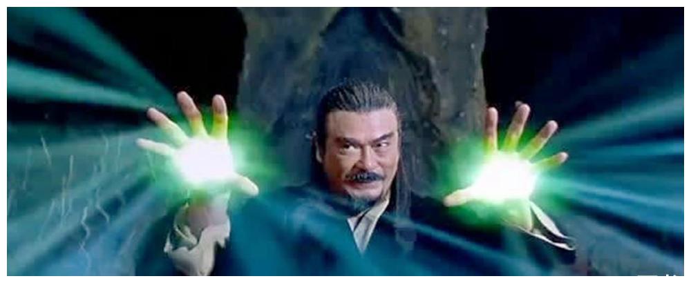 雄霸师承三绝老人,修炼排云掌,风神腿,天霜拳等绝学,他毒杀自己的师父