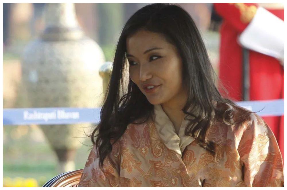 0岁不丹王后做客国外独自抢先坐主人位惹怒国王也不屑