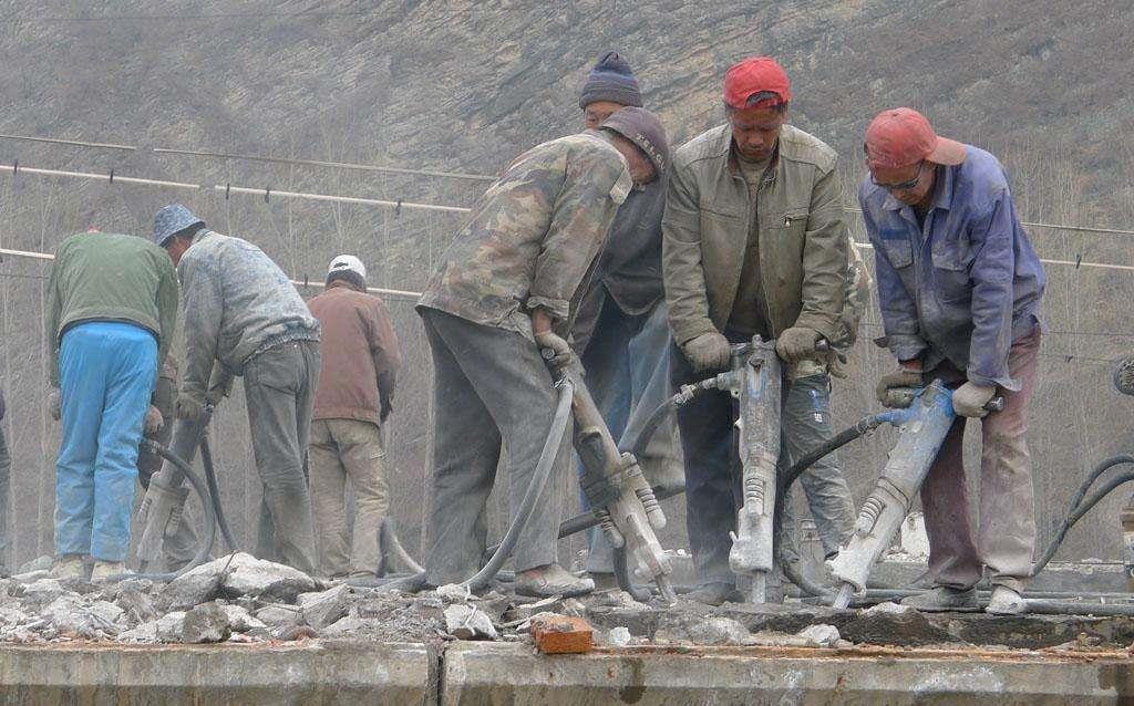 农民工每天都能挣两三百，可一到年底人人喊穷，花的这么快吗？__财经头条