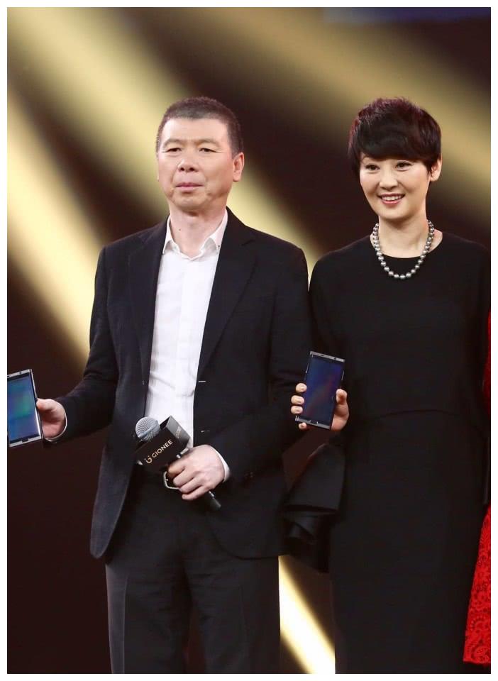 徐帆和王志文同居多年,还为他洗衣做饭,为何转身就嫁给冯小刚?