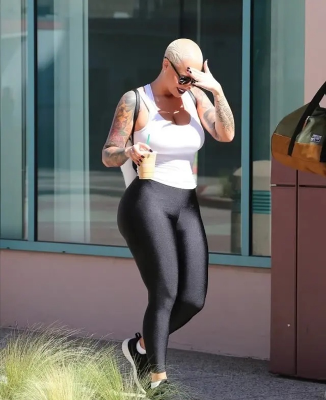 光头女星艾波·罗斯,背心搭配无痕裤,戴墨镜霸气十足_高清图集_新浪网