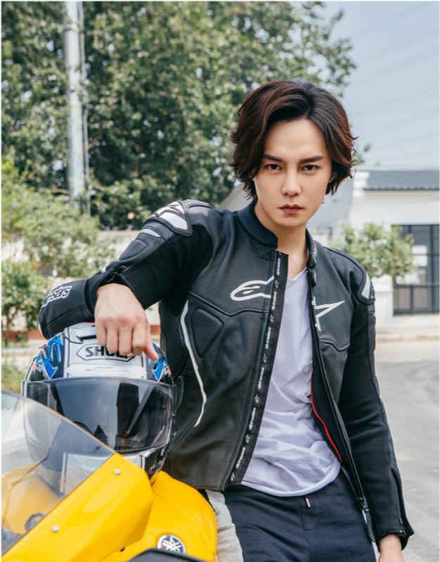 尹正减肥致发际线后移最新大片皮肤松弛显老态状态不佳被吐槽