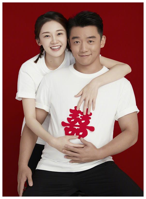 郑恺苗苗官宣结婚证件照太甜蜜苗苗肚子上还贴喜字