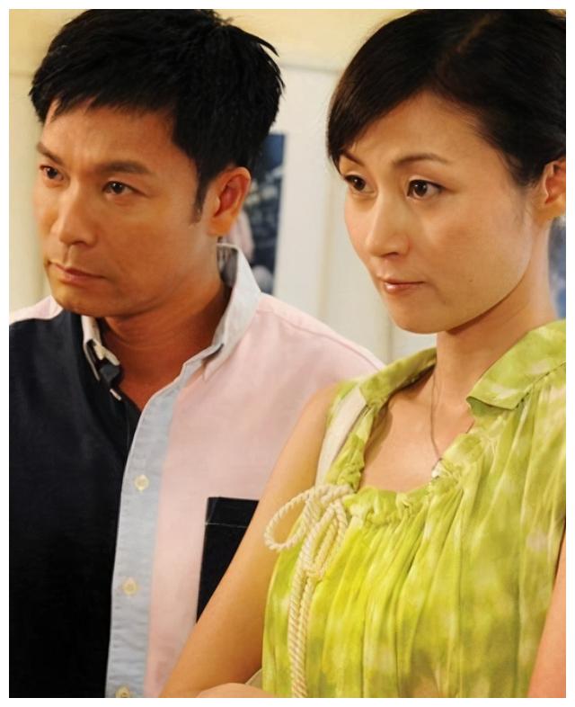 56岁郭晋安近照,面部僵硬像蜡像,小15岁娇妻却美到不像话|阿旺新传