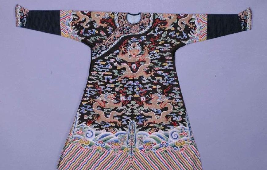 清朝的蟒袍和龙袍有什么不同？_图1-2