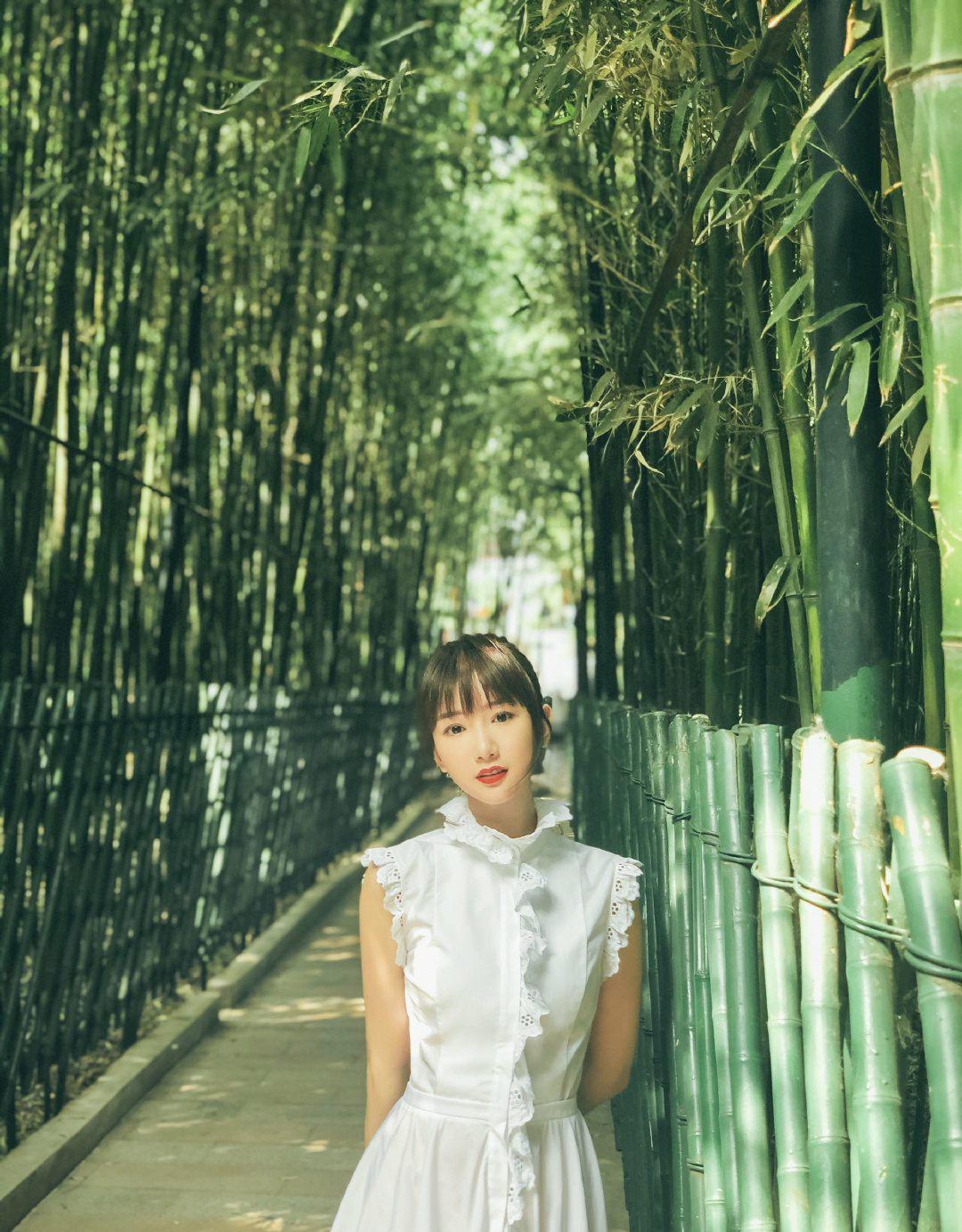 "迷人眼"毛晓彤竹林拍照,白色花边连衣裙显甜又显仙,美成初恋